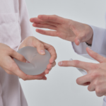 mostrando implante mamario a paciente