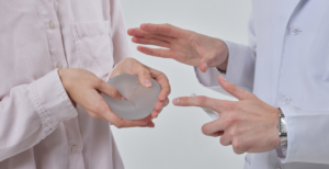 mostrando implante mamario a paciente