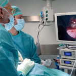 El Dr. Hugo Herrero analiza en 'El País' las claves del rejuvenecimiento facial 3 Cirugía facial empleando técnica de endoscopia.