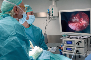 Cirugía facial empleando técnica de endoscopia.