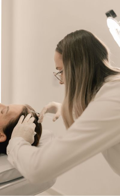 medico aplicando prp capliar