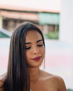 chica de nariz latina